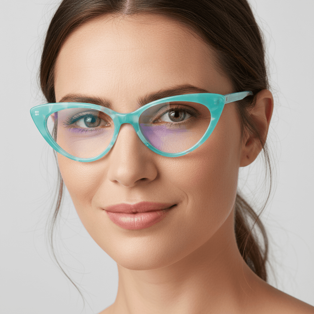 vista angulada de una mujer usando anteojos marcos opticos de forma agatada y de color rojo. Los armazones son de acetato sustentable y de la marca Bonoboss #color_rojo