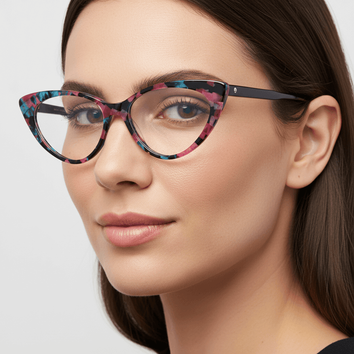 vista angulada de una mujer de cara redonda usando marcos opticos armazones de color rosado multicolor y forma agatada retro y de moda de la marca Bonoboss. Forma queda bien en mujer de cara redonda grande. #color_mosaico