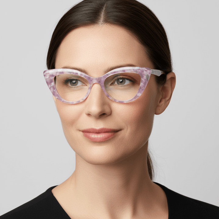 una mujer mirando a 45º usando unos marcos opticos agatados retro para mujer de cara redonda grande de marca Bonoboss en acetato biodegradable natural de color rosado #color_rosado