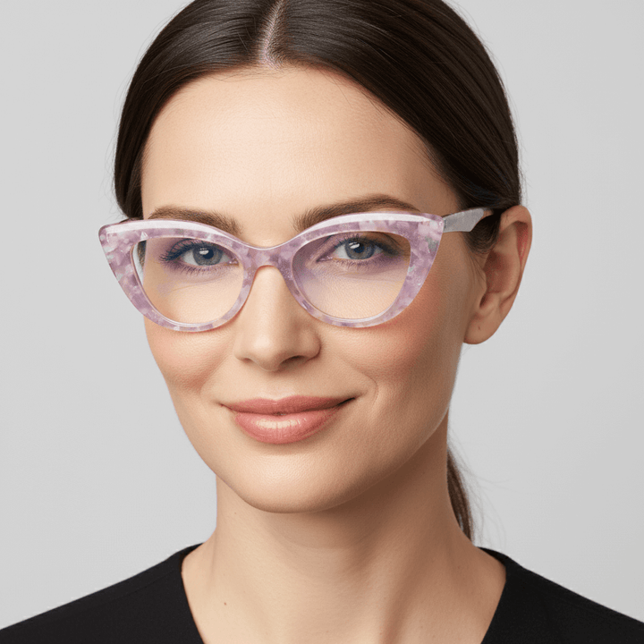 una mujer de ojos azules y pelo castaño oscuro usando unos marcos opticos agatados retro para mujer de cara redonda grande de marca Bonoboss en acetato biodegradable natural de color rosado #color_rosado