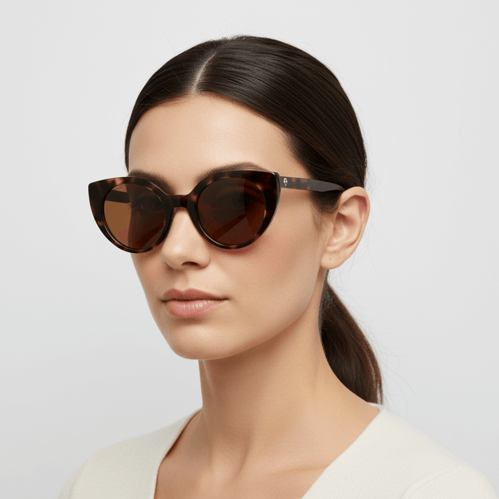 una mujer en vista lateral usando anteojos gafas de sol polarizadas agatadas o cat eyes para hombre y mujer de cara redonda u ovalada grande de color carey #color_carey