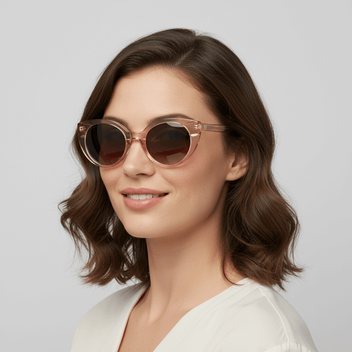 la vista lateral de una mujer de pelo ondulado usando unos anteojos de sol gafas polarizadas de forma agatada retro grande  de color champagne rosado #color_champagne