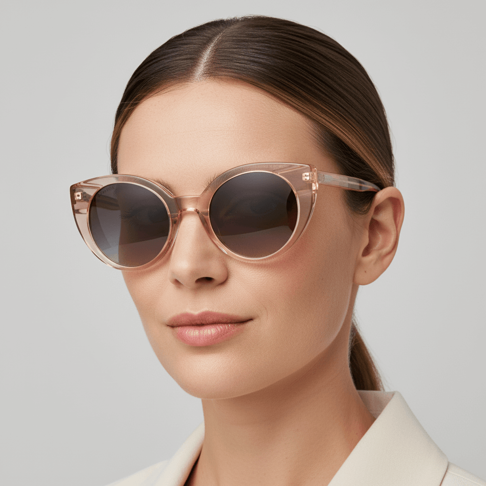 una mujer en vista lateral usando anteojos gafas de sol polarizadas agatadas o cat eyes para hombre y mujer de cara redonda u ovalada grande de color carey #color_carey