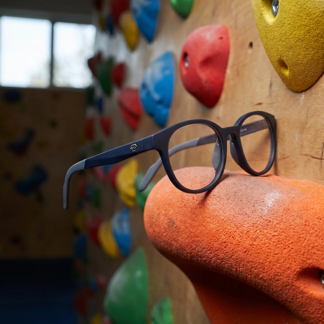 Lentes ópticos deportivos Bonoboss Simone Azul escalada pared #editorial_lifestyle2 #color_azul