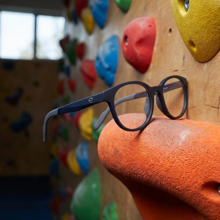 Lentes ópticos deportivos Bonoboss Simone Azul escalada pared #editorial_lifestyle2 #color_azul