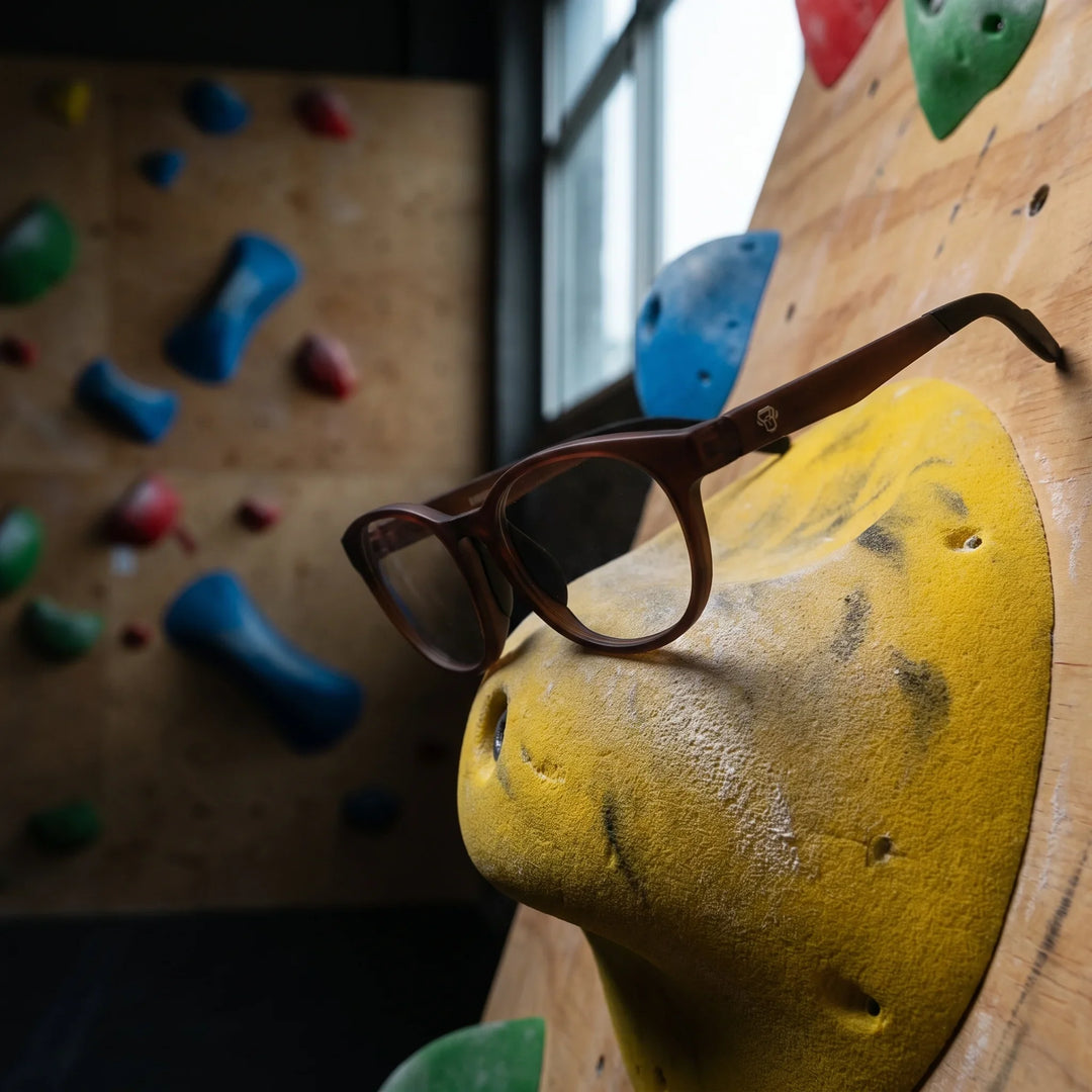 Lentes ópticos deportivos Bonoboss Simone Champagne escalada pared #editorial_lifestyle3 #color_champagne