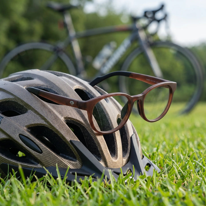Lentes ópticos deportivos Bonoboss Simone Champagne pasto casco bici #editorial_sustentabilidad #color_champagne