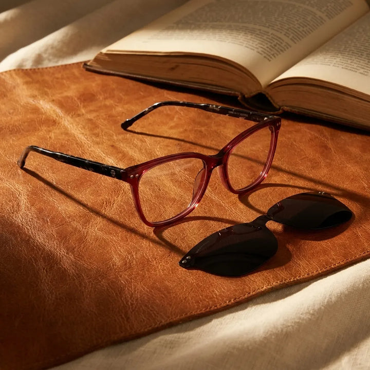 Bonoboss Demi Clip Sol Red - detalle armazon clip-on still life close-up #editorial_armazon #color_rojo