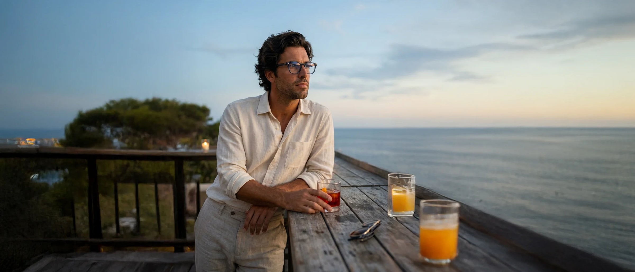 Bonoboss Jhonny Deep Clip Sol Azul - hero hombre aperitivo atardecer terraza blue hour panoramico 21:9 #editorial_banner_confianza #color_azul