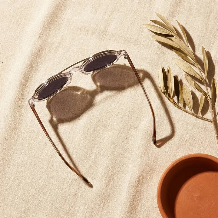 Bonoboss Capri Clip Sol Transparente - producto sobre lino natural olivo mediterraneo #editorial_sustentabilidad #color_transparente