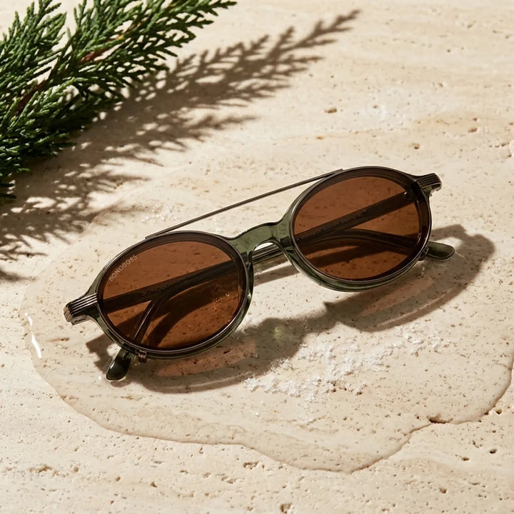 Bonoboss Capri Clip Sol Verde - bio-acetato sobre travertino natural con agua #editorial_sustentabilidad #color_verde