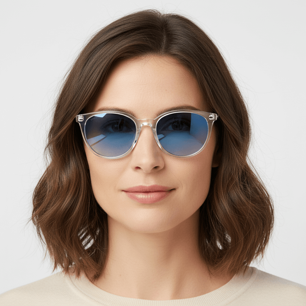la vista frontal de una mujer con gafas anteojos de sol polarizados de color transparentes con lentes de color degradé azul. Estos lentes quedan bien en mujeres y hombres de cara redonda #color_transparente