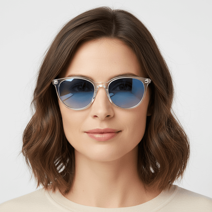 la vista frontal de una mujer con gafas anteojos de sol polarizados de color transparentes con lentes de color degradé azul. Estos lentes quedan bien en mujeres y hombres de cara redonda #color_transparente