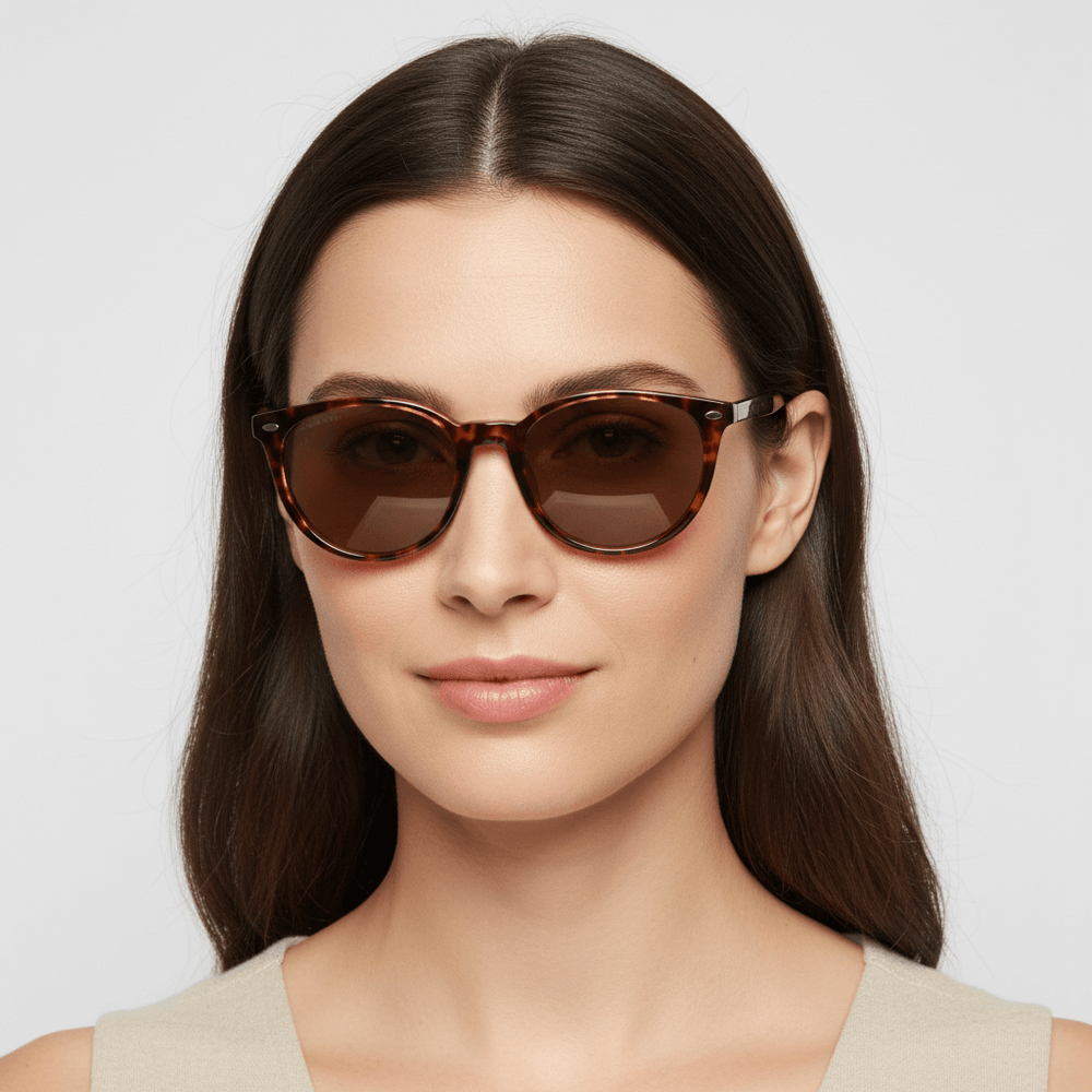 la vista lateral de una mujer con gafas anteojos de sol polarizados de color transparentes con lentes de color degradé azul. Estos lentes quedan bien en mujeres y hombres de cara redonda #color_transparente