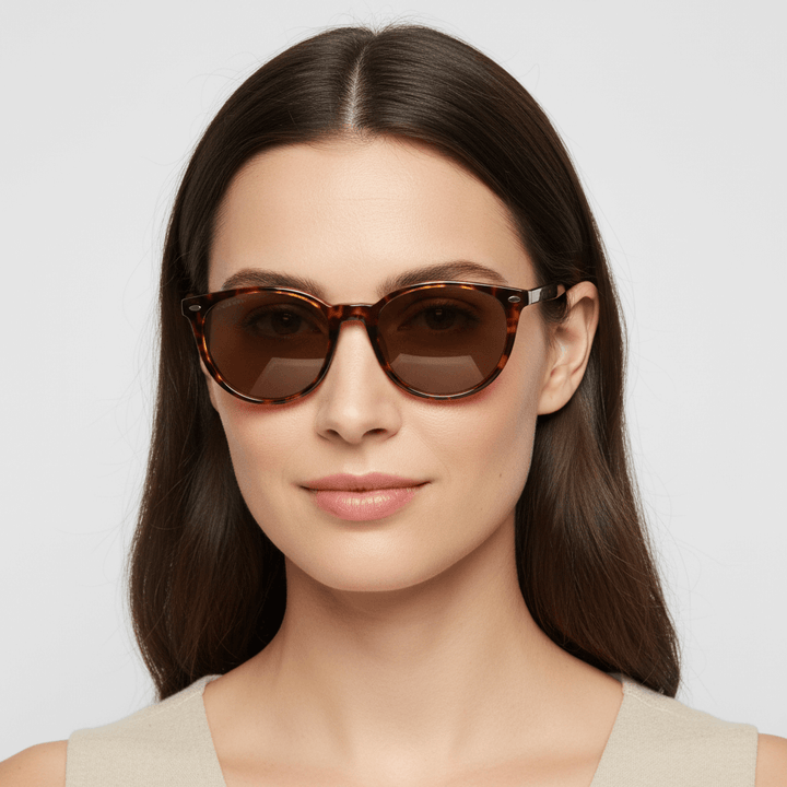 la vista frontal de unas mujer usando gafas anteojos de sol polarizados de color carey con lentes de color cafe . Estos lentes quedan bien en mujeres y hombres de cara redonda #color_carey