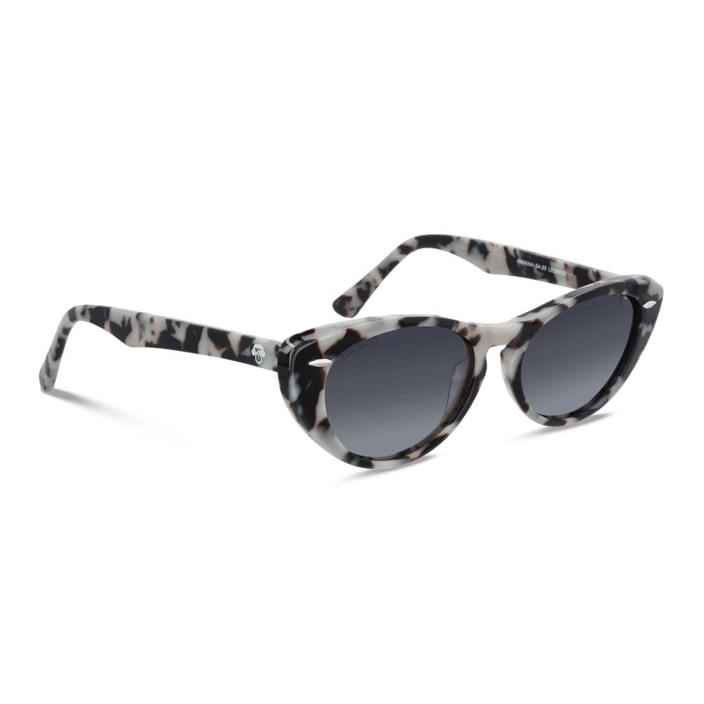 la vista frontal de una mujer con el pelo suelto color castaño claro usando anteojos de sol polarizados de color tipo marmoleado bonoboss en acetato sustentable #color_marble