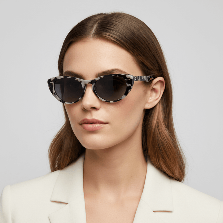 la vista lateral de una mujer con el pelo suelto color castaño claro usando anteojos de sol polarizados de color tipo marmoleado bonoboss en acetato sustentable #color_marble