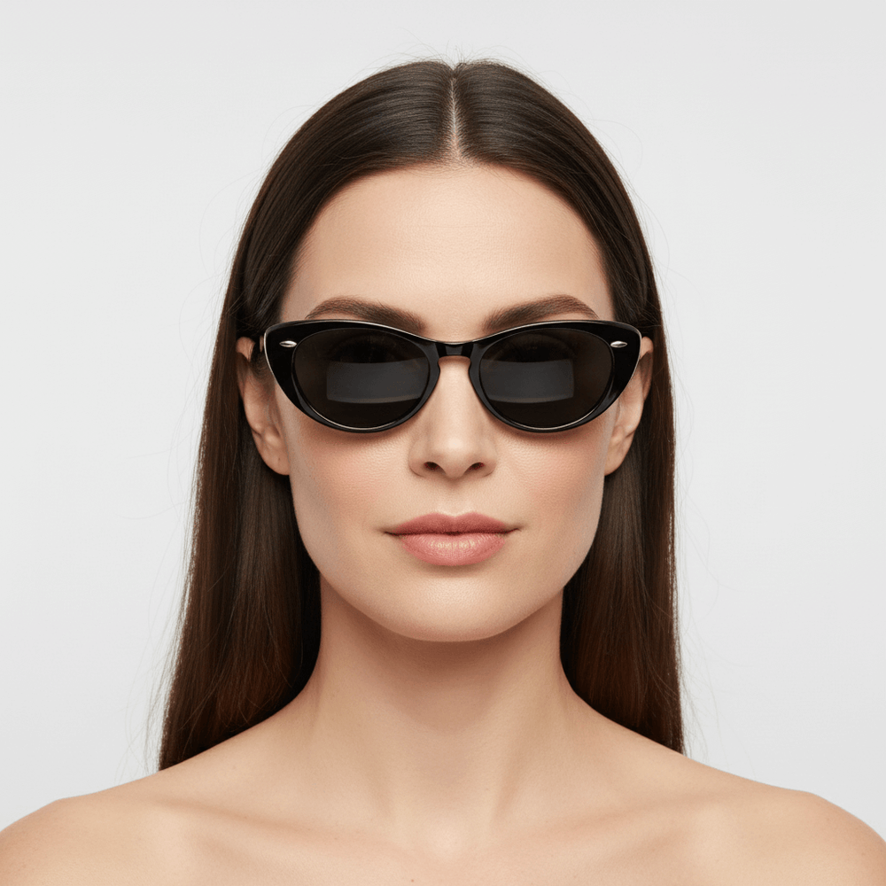 la vista frontal de una mujer con el pelo suelto color castaño claro usando anteojos de sol polarizados de color tipo marmoleado bonoboss en acetato sustentable #color_marble