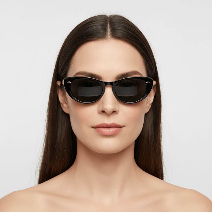 la vista frontal de una mujer de pelo liso suelto castaño usando unos anteojos de color negro agatados retro con tachas metalicas en los costados en acetato reciclado sustentable biodegradable para hombre y mujer #color_negro