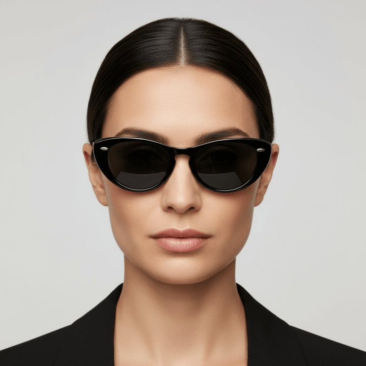 la vista frontal de una mujer de pelo liso tomado formal usando unos anteojos de color negro agatados retro con tachas metalicas en los costados en acetato reciclado sustentable biodegradable para hombre y mujer #color_negro