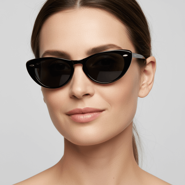 la vista frontal de una mujer de pelo liso tomado color castaño usando unos anteojos de color negro agatados retro con tachas metalicas en los costados en acetato reciclado sustentable biodegradable para hombre y mujer #color_negro