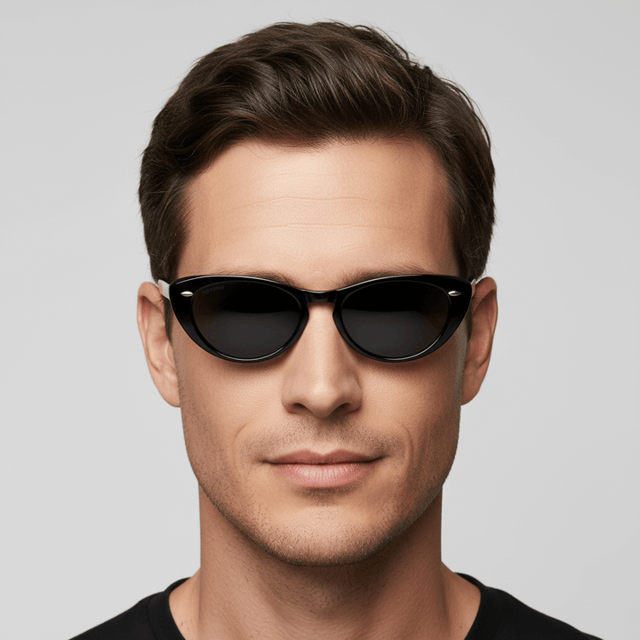 la vista frontal de un hombre de pelo castaño usando unos anteojos de color negro agatados retro con tachas metalicas en los costados en acetato reciclado sustentable biodegradable para hombre y mujer #color_negro