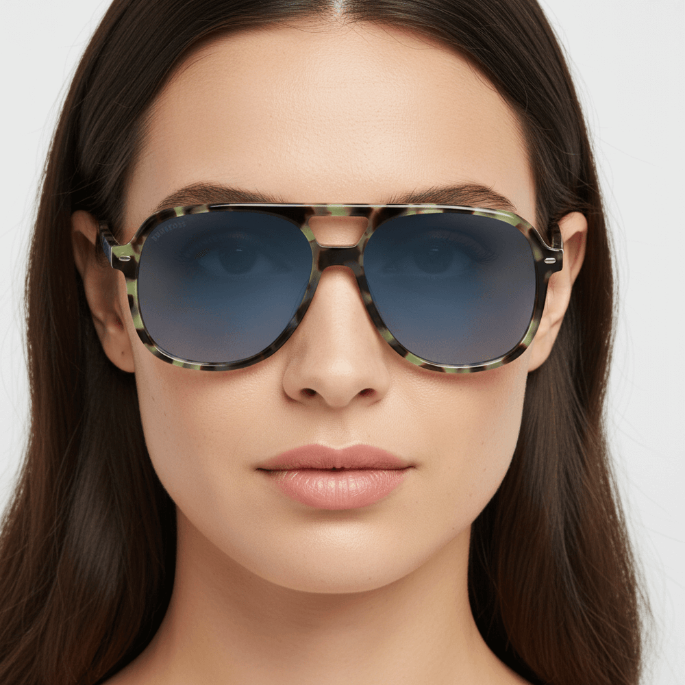 la vista frontal de una mujer de cara ovalada y pelo liso suelto usando unos anteojos de sol bonoboss oversized de color carey con lentes verdes g15 forma aviador clasica de moda para hombre y mujer #color_carey