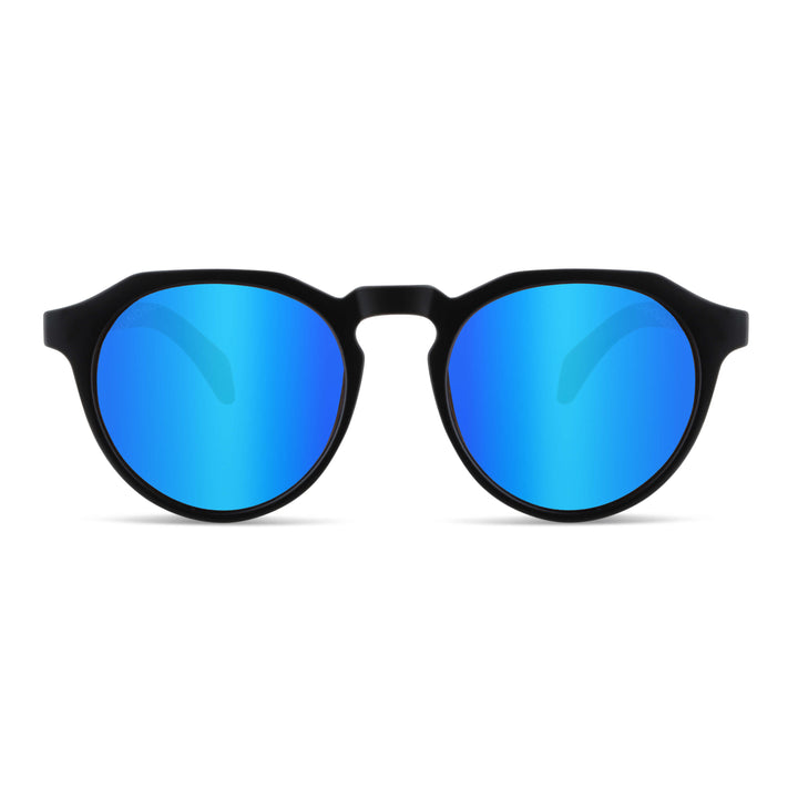 anteojos de sol hexagonales polarizados con patas de madera de hombre y mujer. vista frontal de gafas polarizadas de color negro matte con lentes de color espejado azul #color-marco_negro