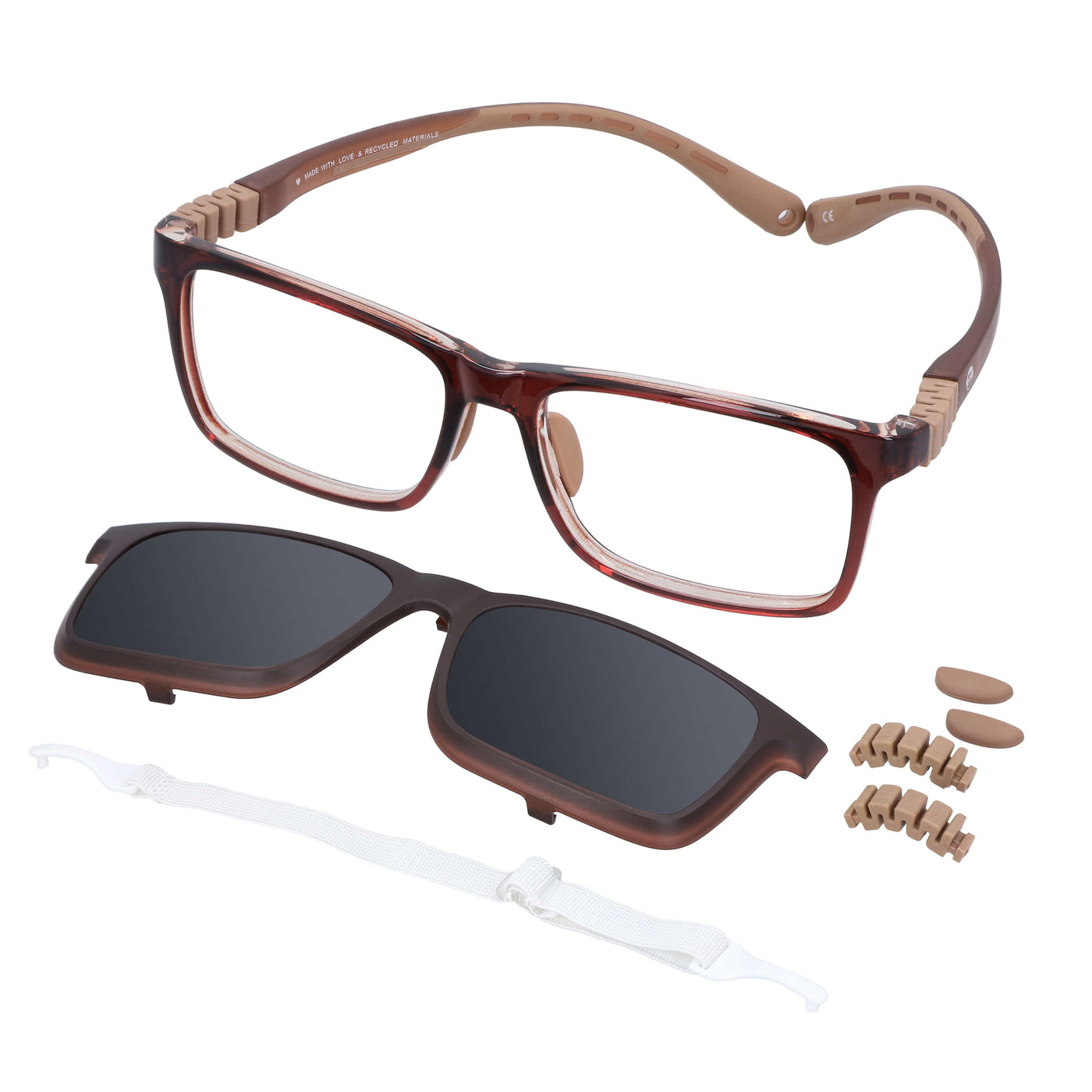 anteojos ópticos rectangulares de niño vista angulada con clip de sol polarizado en su base, repuestos de los nosepads y las bisagras a la derecha y en la parte inferior una correa o un colgante o strap de color blanco. Armazon de color café