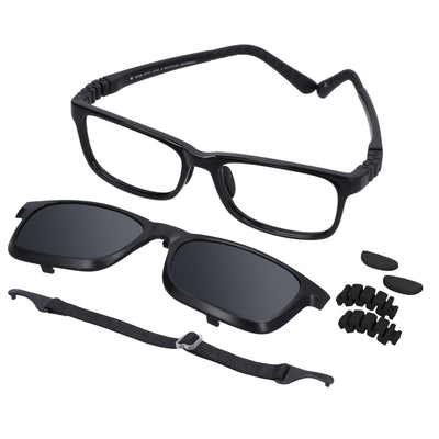 anteojos ópticos con receta para niños y niñas de forma rectangular y clip para el sol polarizado. En la parte inferior de la foto se ve un strap o colgante para los anteojos y en la parte derecha repuestos de las bisagras y de los nosepads. El anteojo es de color negro y es una vista angulada desde arriba