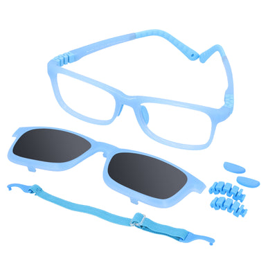 anteojos ópticos con receta para niños y niñas de forma rectangular y clip para el sol polarizado. En la parte inferior de la foto se ve un strap o colgante para los anteojos y en la parte derecha repuestos de las bisagras y de los nosepads. El anteojo es de color azul transparente y es una vista angulada desde arriba