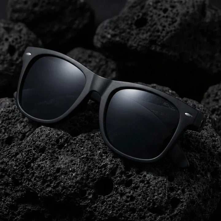 Lentes sol Acacia Dark polarizados UV400 sobre roca volcanica textura natural Bonoboss #editorial_grid1 #color_negro