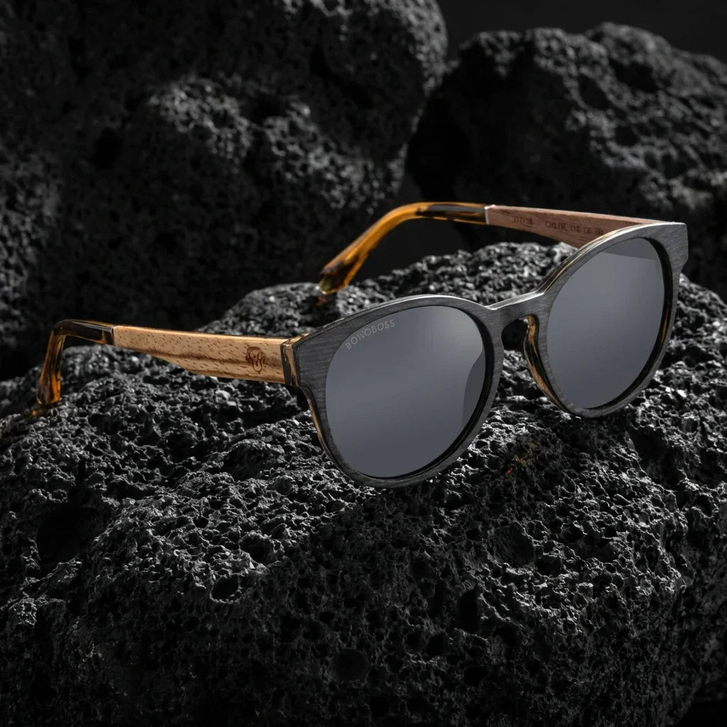 Lentes sol Chiloé 110 Wood polarizados UV400 sobre roca volcanica textura natural Bonoboss #color_gris
