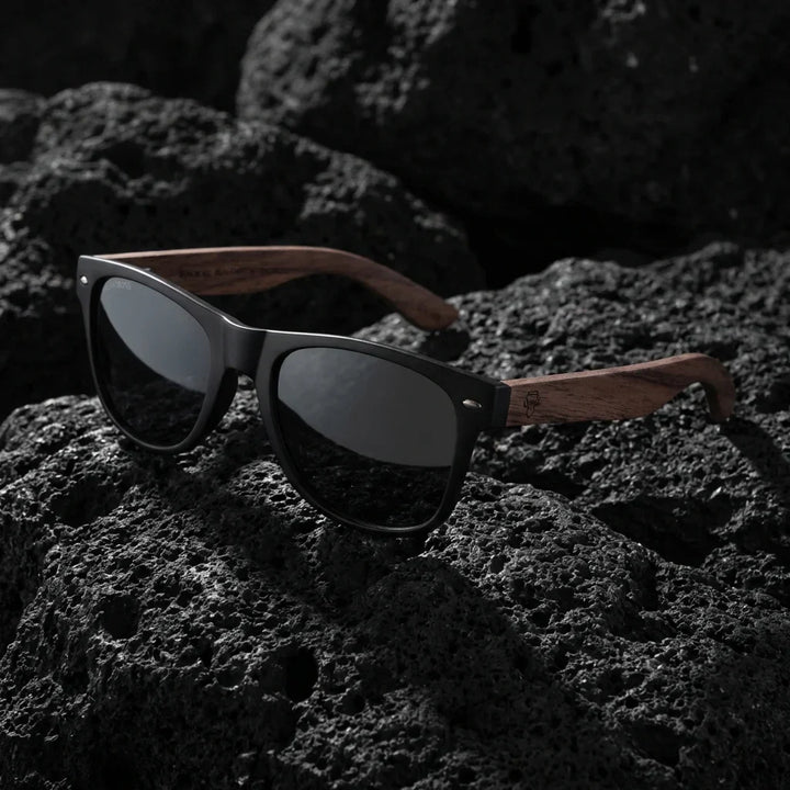 Lentes sol Acacia Nogal polarizados UV400 sobre roca volcanica textura natural Bonoboss #color_smoke