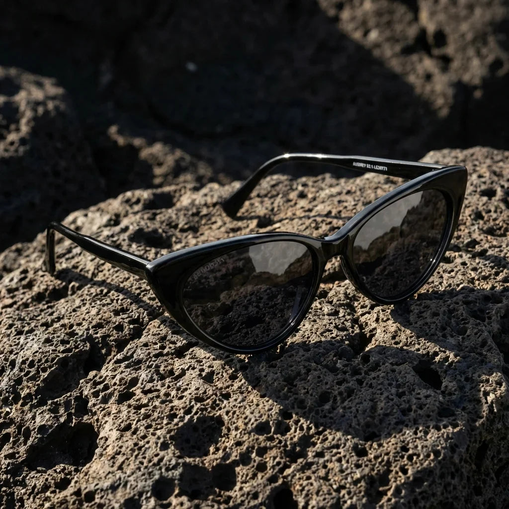 Lentes sol Audrey Red polarizados UV400 sobre roca volcanica textura natural Bonoboss #color_negro