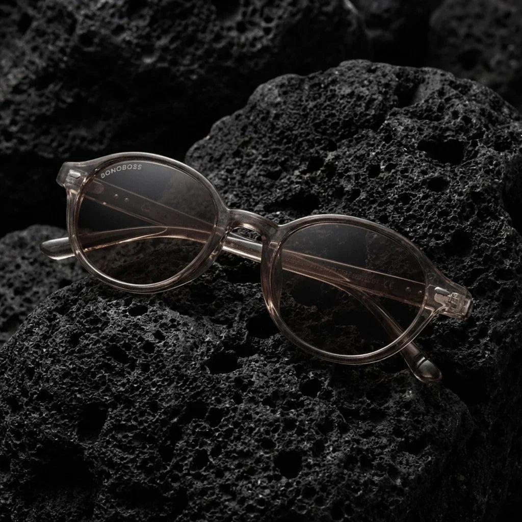 Lentes sol Capri polarizados UV400 RPET reciclado champagne sobre roca volcanica textura natural contraste Bonoboss #editorial_grid1 #color_champagne