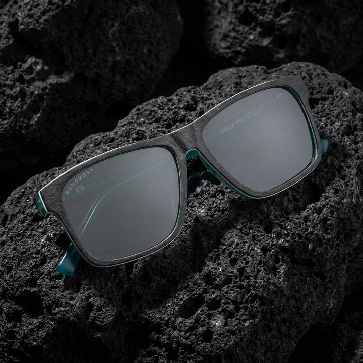 Lentes sol Keule XL polarizados UV400 madera darkblue sobre roca volcanica textura natural contraste Bonoboss #editorial_polarizado #color_darkblue