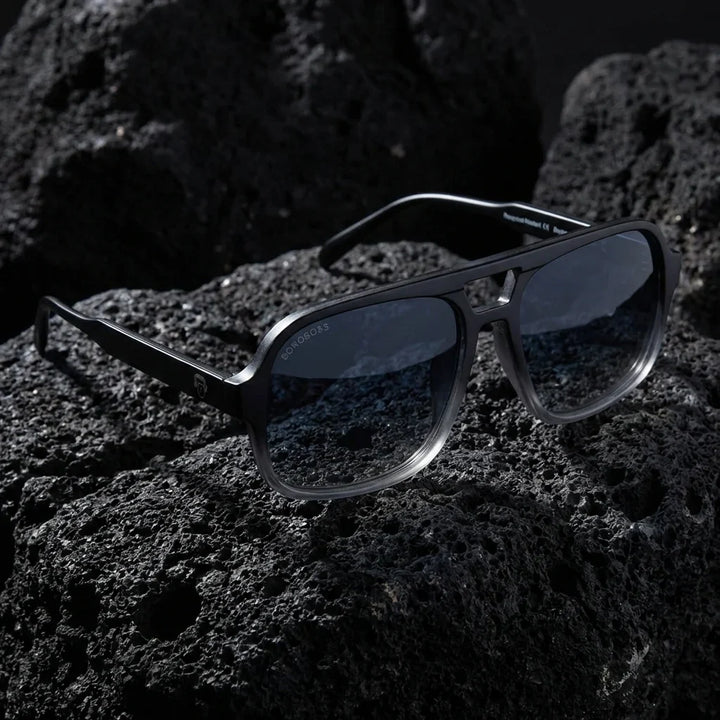 Lentes sol Orson RPET polarizados UV400 sobre roca volcanica textura natural Bonoboss #color_negro