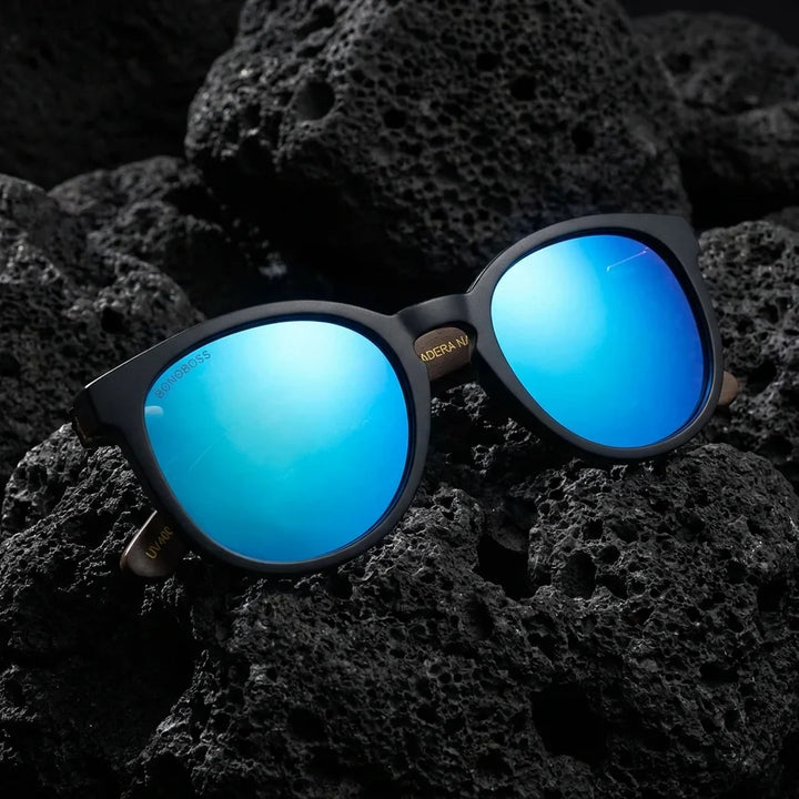 Lentes sol Meli Dark polarizados UV400 sobre roca volcanica textura natural Bonoboss #color_espejado-azul