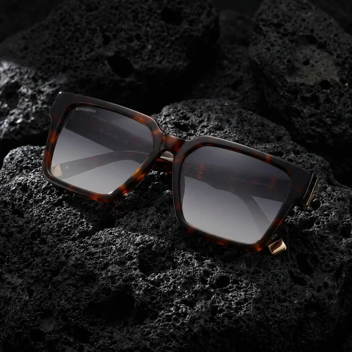 Lentes sol Montenegro polarizados UV400 bio-acetato carey sobre roca volcanica textura natural contraste Bonoboss #editorial_polarizado #color_carey