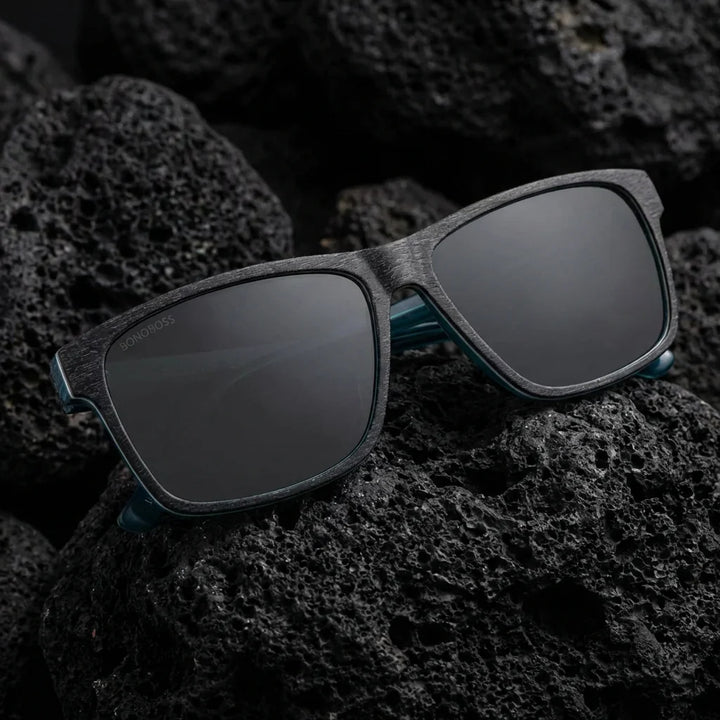 Lentes sol Keule polarizados UV400 madera darkblue sobre roca volcanica textura natural contraste Bonoboss #editorial_polarizado #color_darkblue
