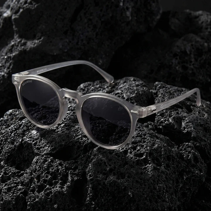Lentes sol Temuco RPET polarizados UV400 sobre roca volcanica textura natural Bonoboss #color_gris