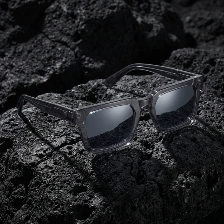 Lentes sol Tokyo polarizados UV400 bio-acetato Transparente Gris sobre roca volcanica textura natural Bonoboss #editorial_polarizado #color_transparente-gris