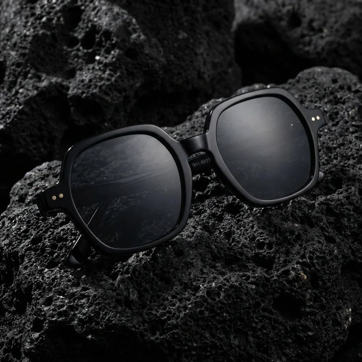 Lentes sol Canarias polarizados UV400 sobre roca volcanica textura natural Bonoboss #color_negro