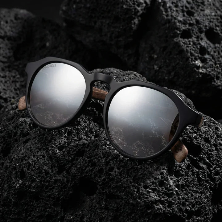 Lentes sol Galapagos polarizados UV400 acetato madera negro flash silver sobre roca volcanica textura natural Bonoboss #editorial_polarizado #color_negro-flash-silver