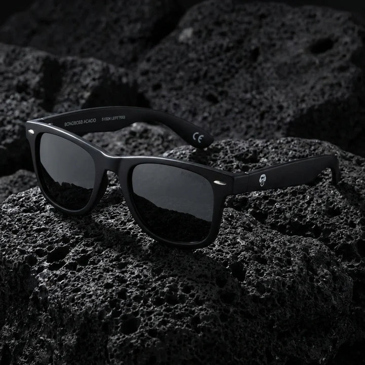 Lentes sol Acacio RPET polarizados UV400 sobre roca volcanica textura natural Bonoboss #color_negro