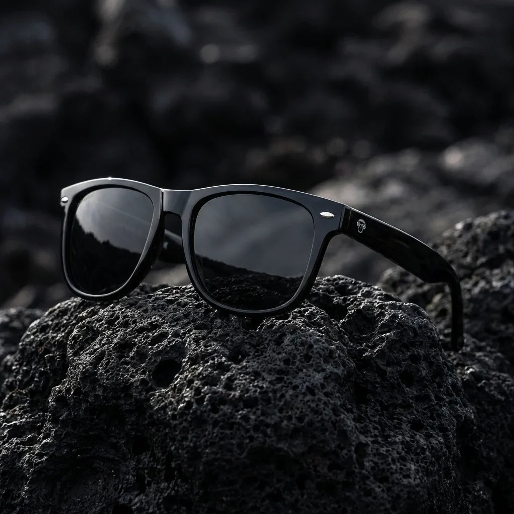 Lentes sol Acacia XL polarizados UV400 sobre roca volcanica textura natural Bonoboss #color_negro