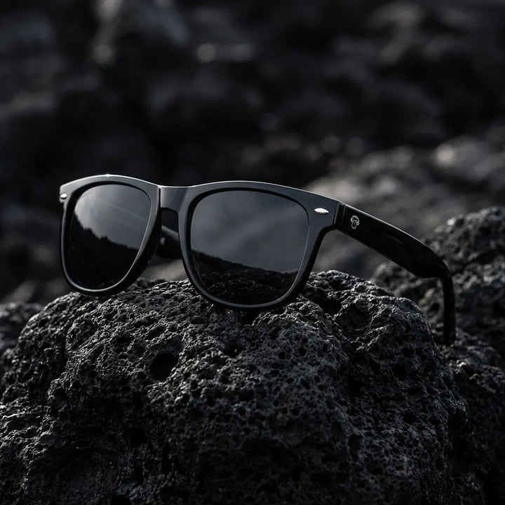 Lentes sol Acacia XL polarizados UV400 sobre roca volcanica textura natural Bonoboss #color_negro
