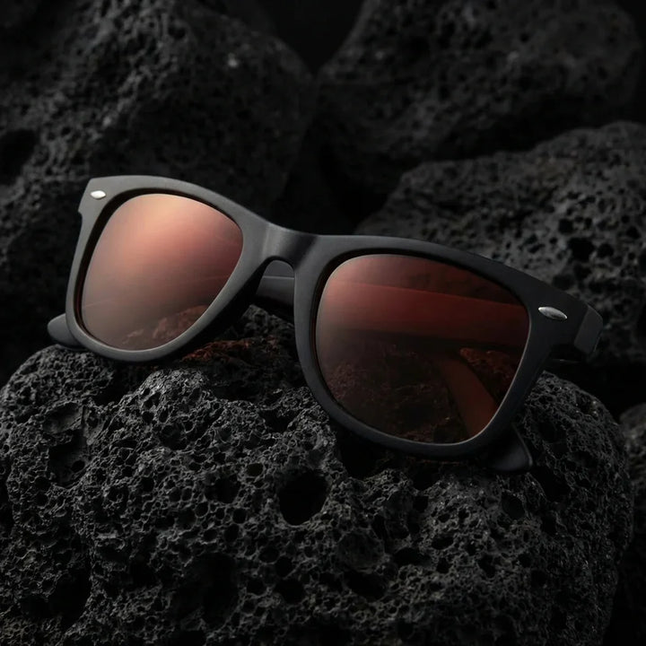 Lentes sol Acacio RPET polarizados UV400 sobre roca volcanica textura natural Bonoboss #color_rojo