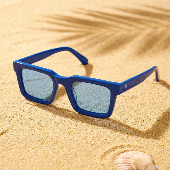 Lentes sol Tokyo polarizados UV400 bio-acetato Azul sobre arena dorada costa textura natural Bonoboss #editorial_polarizado #color_azul